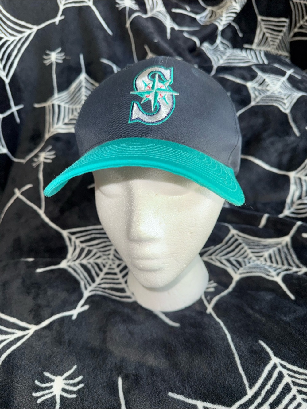 vintage Seattle Mariners baseball cap with teal brim and embroidered logo